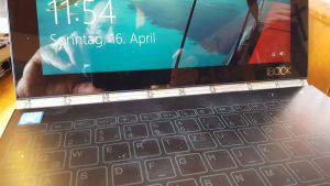 Lenovo Yogabook - Praxistest und Review 4 Display und Kipp-Scharnier des Yogabooks von Lenovo