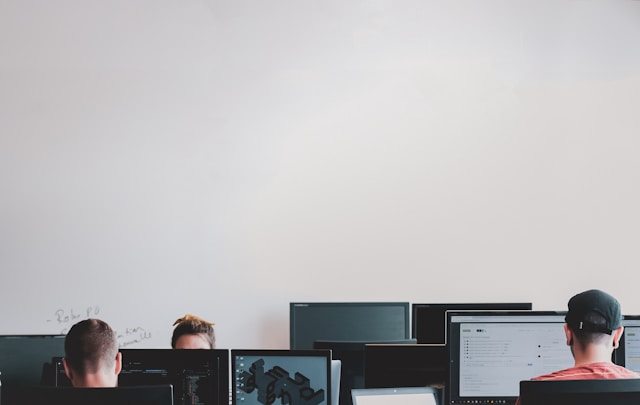 Vom Papierstapel zum smarten Workflow: Welche Aufgaben können im Büro digitalisiert werden?